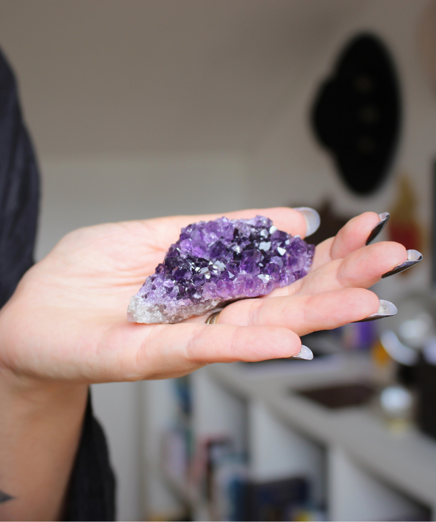 Cette magnifique druse d’améthyste naturelle de 106 grammes provient des mines familiales d’Uruguay, réputées pour offrir les cristaux les plus intenses et les plus purs du monde. Sélectionnée pour sa qualité exceptionnelle AAA, cette pièce présente un violet profond. Non traitée, 100 % naturelle, elle a été extraite dans des conditions respectueuses de l’humain et de l’environnement. Elle convient aussi bien à la lithothérapie qu’à la méditation ou encore à la décoration et la diffusion de ses énergie