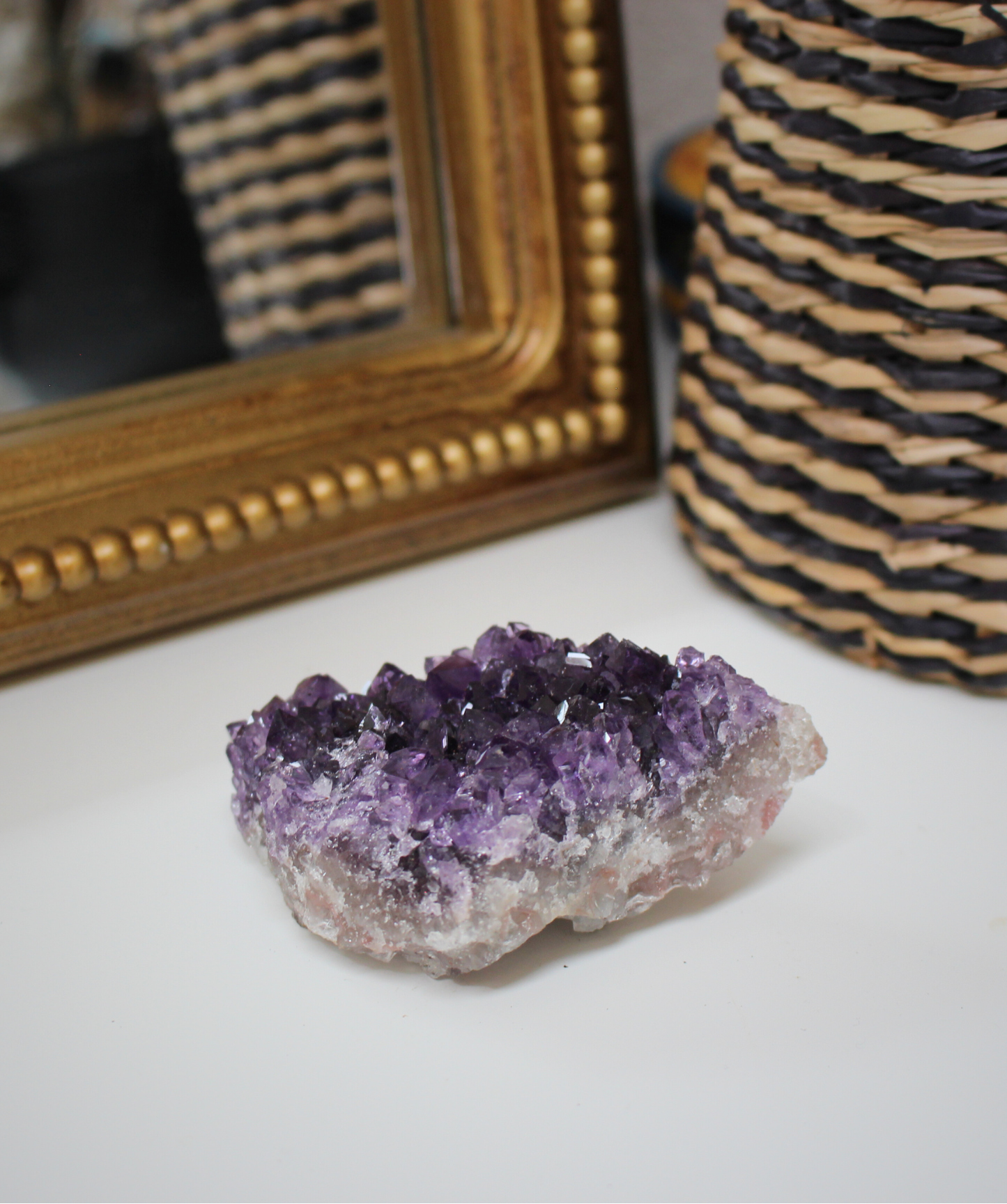 Cette magnifique druse d’améthyste naturelle de 106 grammes provient des mines familiales d’Uruguay, réputées pour offrir les cristaux les plus intenses et les plus purs du monde. Sélectionnée pour sa qualité exceptionnelle AAA, cette pièce présente un violet profond. Non traitée, 100 % naturelle, elle a été extraite dans des conditions respectueuses de l’humain et de l’environnement. Elle convient aussi bien à la lithothérapie qu’à la méditation ou encore à la décoration et la diffusion de ses énergies dan