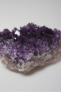 Cette magnifique druse d’améthyste naturelle de 106 grammes provient des mines familiales d’Uruguay, réputées pour offrir les cristaux les plus intenses et les plus purs du monde. Sélectionnée pour sa qualité exceptionnelle AAA, cette pièce présente un violet profond. Non traitée, 100 % naturelle, elle a été extraite dans des conditions respectueuses de l’humain et de l’environnement. Elle convient aussi bien à la lithothérapie qu’à la méditation ou encore à la décoration et la diffusion de ses énergies dan