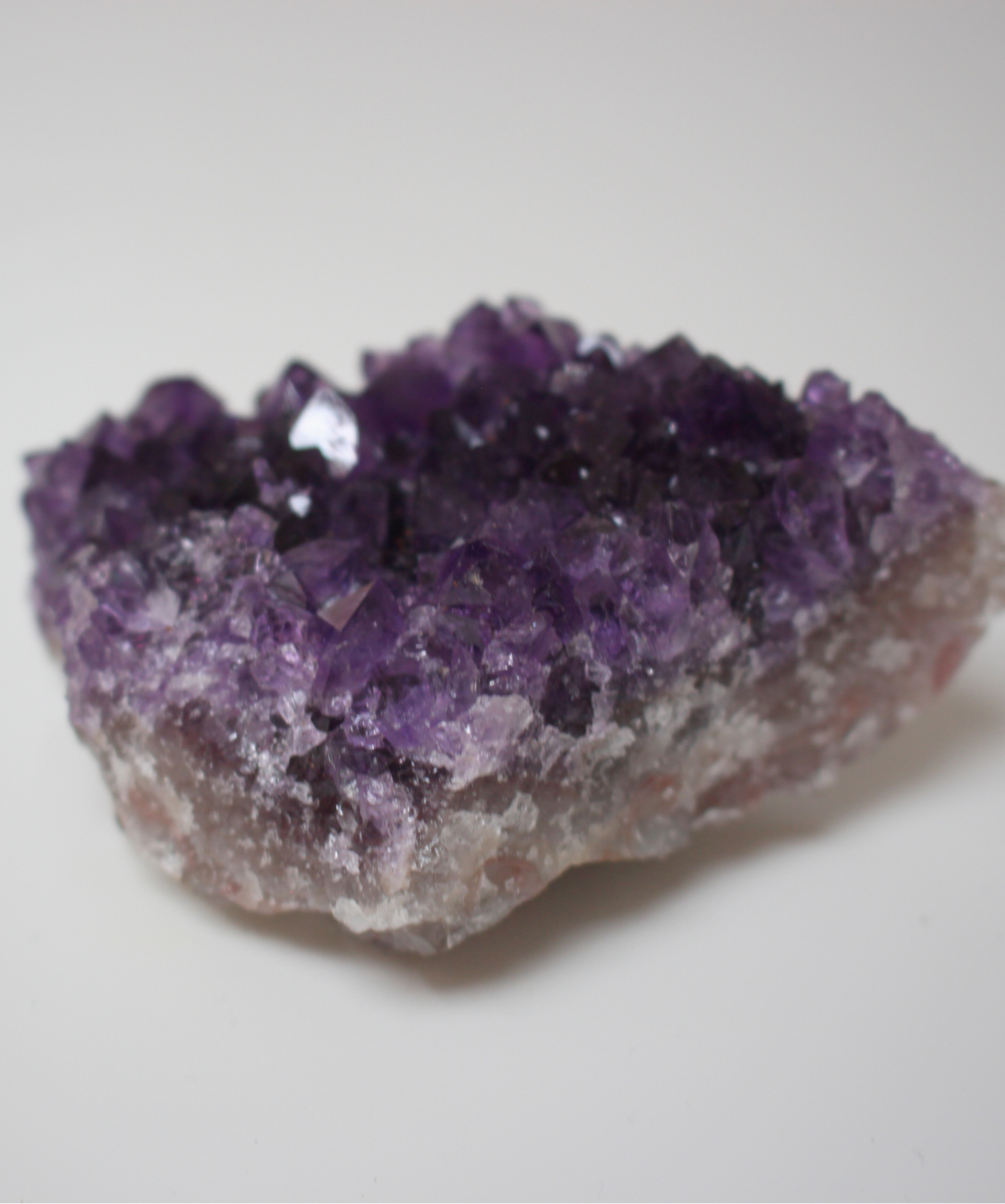 Cette magnifique druse d’améthyste naturelle de 106 grammes provient des mines familiales d’Uruguay, réputées pour offrir les cristaux les plus intenses et les plus purs du monde. Sélectionnée pour sa qualité exceptionnelle AAA, cette pièce présente un violet profond. Non traitée, 100 % naturelle, elle a été extraite dans des conditions respectueuses de l’humain et de l’environnement. Elle convient aussi bien à la lithothérapie qu’à la méditation ou encore à la décoration et la diffusion de ses énergies dan