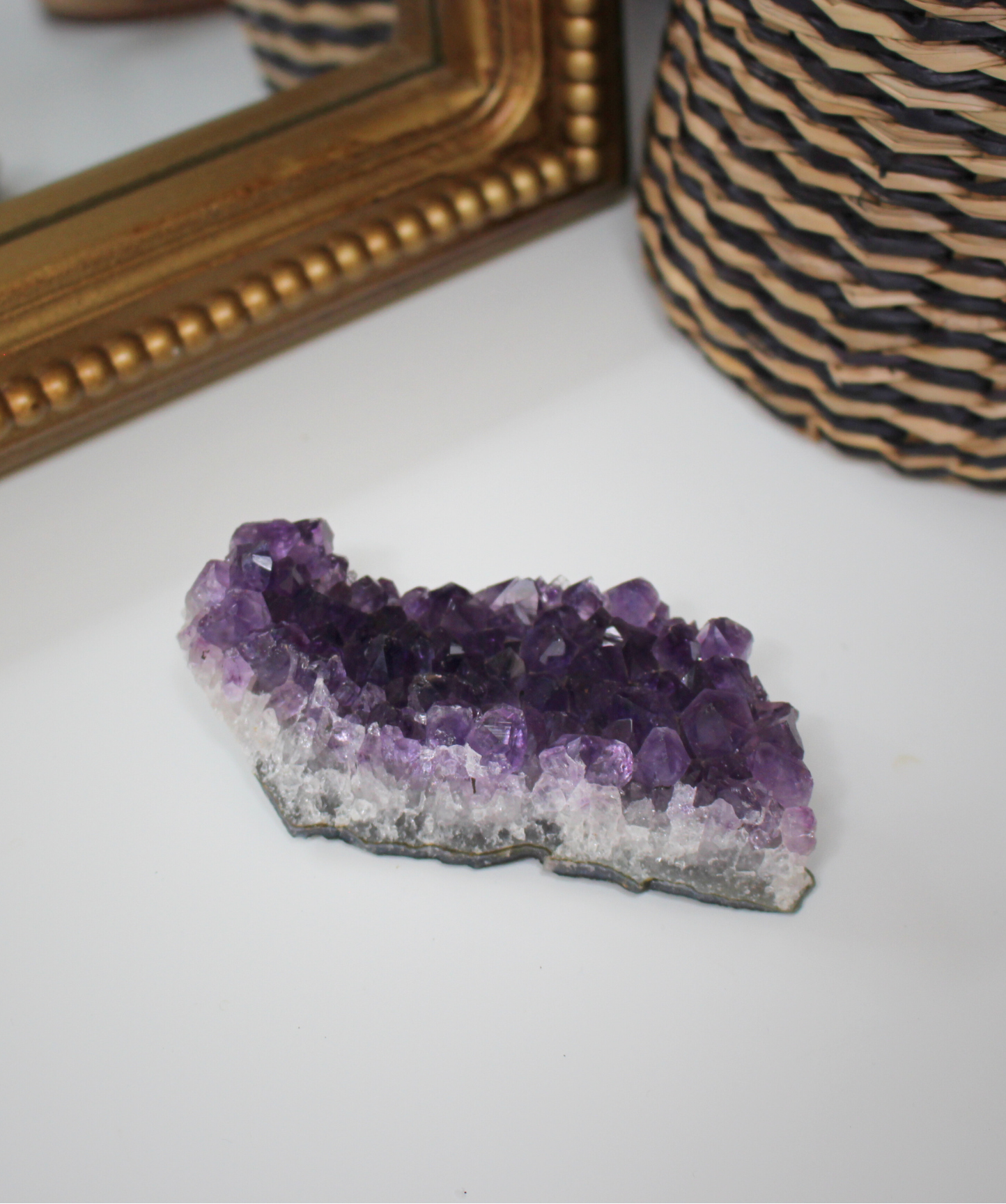 Cette magnifique druse d’améthyste naturelle de 149 grammes provient des mines familiales d’Uruguay, réputées pour offrir les cristaux les plus intenses et les plus purs du monde. Sélectionnée pour sa qualité exceptionnelle AAA, cette pièce présente un violet profond. Non traitée, 100 % naturelle, elle a été extraite dans des conditions respectueuses de l’humain et de l’environnement. Elle convient aussi bien à la lithothérapie qu’à la méditation ou encore à la décoration et la diffusion de ses énergies dan