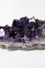 Cette magnifique druse d’améthyste naturelle de 162 grammes provient des mines familiales d’Uruguay, réputées pour offrir les cristaux les plus intenses et les plus purs du monde. Sélectionnée pour sa qualité exceptionnelle AAA, cette pièce présente un violet profond. Non traitée, 100 % naturelle, elle a été extraite dans des conditions respectueuses de l’humain et de l’environnement. Elle convient aussi bien à la lithothérapie qu’à la méditation ou encore à la décoration et la diffusion de ses énergies dan