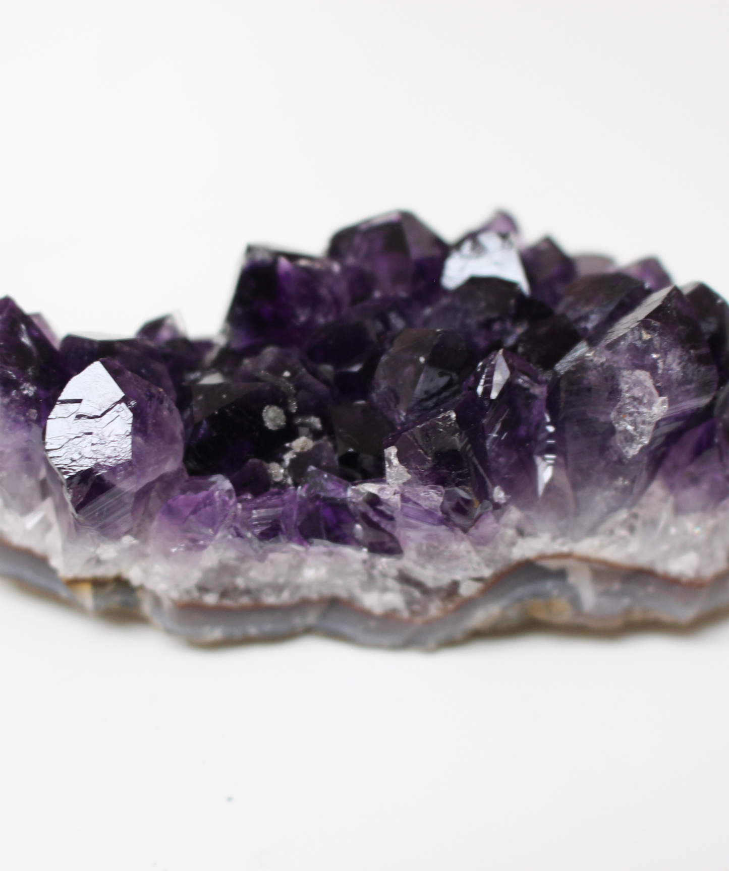 Cette magnifique druse d’améthyste naturelle de 162 grammes provient des mines familiales d’Uruguay, réputées pour offrir les cristaux les plus intenses et les plus purs du monde. Sélectionnée pour sa qualité exceptionnelle AAA, cette pièce présente un violet profond. Non traitée, 100 % naturelle, elle a été extraite dans des conditions respectueuses de l’humain et de l’environnement. Elle convient aussi bien à la lithothérapie qu’à la méditation ou encore à la décoration et la diffusion de ses énergies dan