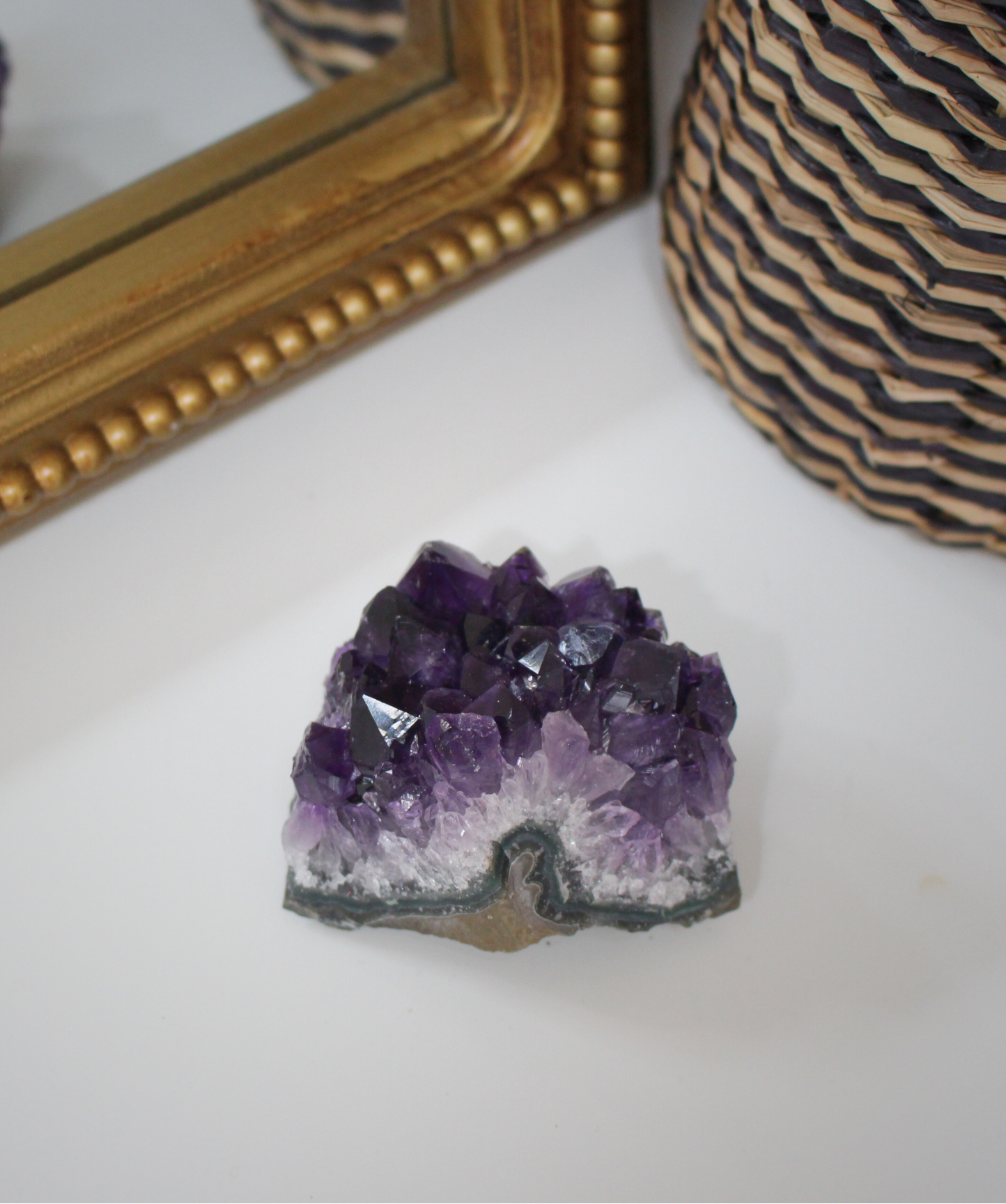 Cette magnifique druse d’améthyste naturelle de 164 grammes provient des mines familiales d’Uruguay, réputées pour offrir les cristaux les plus intenses et les plus purs du monde. Sélectionnée pour sa qualité exceptionnelle AAA, cette pièce présente un violet profond. Non traitée, 100 % naturelle, elle a été extraite dans des conditions respectueuses de l’humain et de l’environnement. Elle convient aussi bien à la lithothérapie qu’à la méditation ou encore à la décoration et la diffusion de ses énergies dan