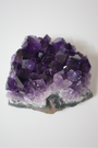 Cette magnifique druse d’améthyste naturelle de 164 grammes provient des mines familiales d’Uruguay, réputées pour offrir les cristaux les plus intenses et les plus purs du monde. Sélectionnée pour sa qualité exceptionnelle AAA, cette pièce présente un violet profond. Non traitée, 100 % naturelle, elle a été extraite dans des conditions respectueuses de l’humain et de l’environnement. Elle convient aussi bien à la lithothérapie qu’à la méditation ou encore à la décoration et la diffusion de ses énergies dan