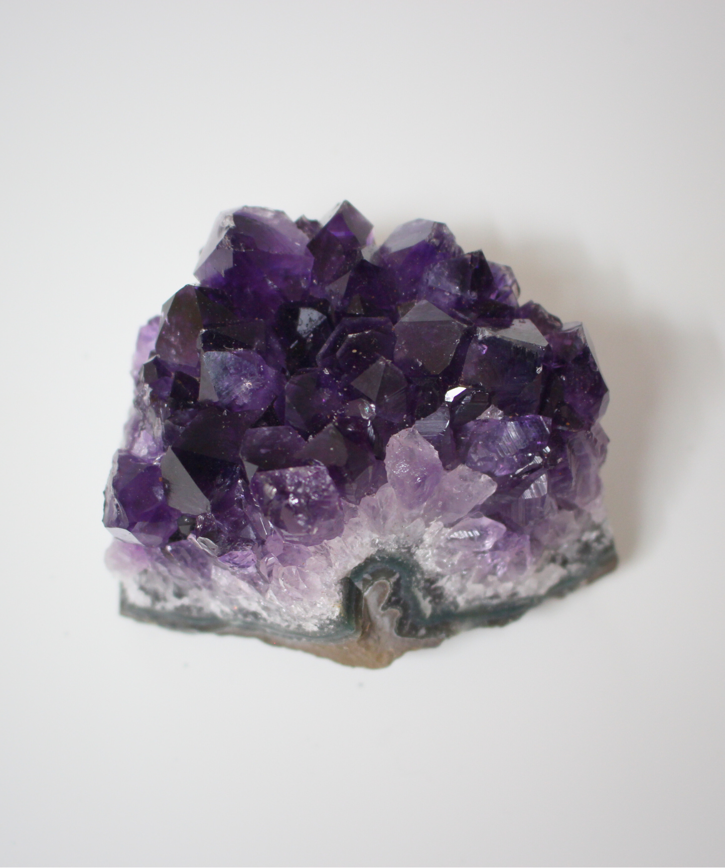 Cette magnifique druse d’améthyste naturelle de 164 grammes provient des mines familiales d’Uruguay, réputées pour offrir les cristaux les plus intenses et les plus purs du monde. Sélectionnée pour sa qualité exceptionnelle AAA, cette pièce présente un violet profond. Non traitée, 100 % naturelle, elle a été extraite dans des conditions respectueuses de l’humain et de l’environnement. Elle convient aussi bien à la lithothérapie qu’à la méditation ou encore à la décoration et la diffusion de ses énergies dan