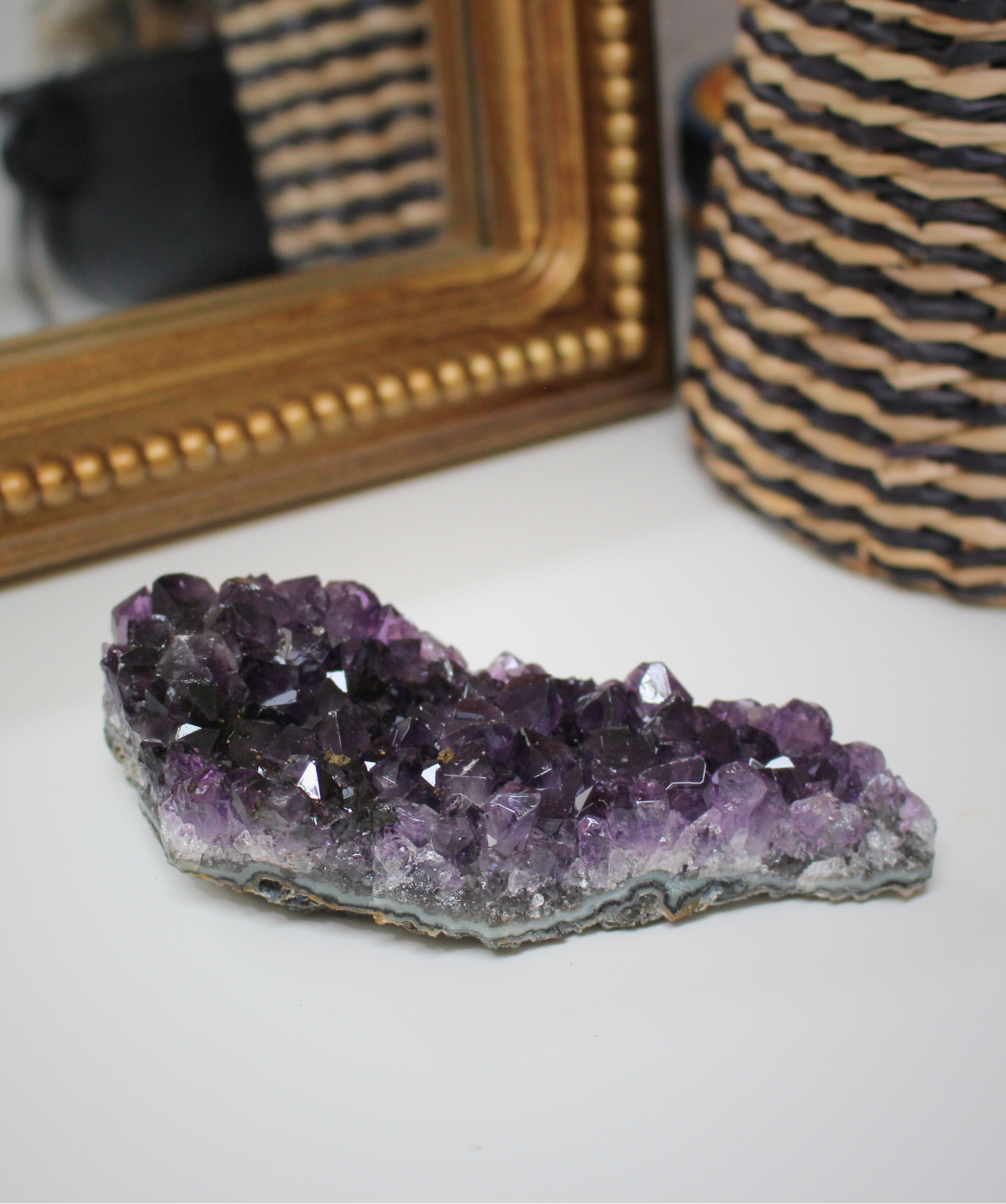 Cette magnifique druse d’améthyste naturelle de 178 grammes provient des mines familiales d’Uruguay, réputées pour offrir les cristaux les plus intenses et les plus purs du monde. Sélectionnée pour sa qualité exceptionnelle AAA, cette pièce présente un violet profond. Non traitée, 100 % naturelle, elle a été extraite dans des conditions respectueuses de l’humain et de l’environnement. Elle convient aussi bien à la lithothérapie qu’à la méditation ou encore à la décoration et la diffusion de ses énergies dan
