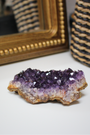 Cette magnifique druse d’améthyste naturelle de 95 grammes provient des mines familiales d’Uruguay, réputées pour offrir les cristaux les plus intenses et les plus purs du monde. Sélectionnée pour sa qualité exceptionnelle AAA, cette pièce présente un violet profond. Non traitée, 100 % naturelle, elle a été extraite dans des conditions respectueuses de l’humain et de l’environnement. Elle convient aussi bien à la lithothérapie qu’à la méditation ou encore à la décoration et la diffusion de ses énergies dans