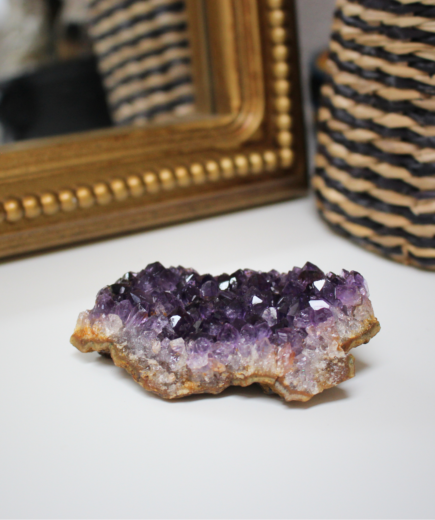 Cette magnifique druse d’améthyste naturelle de 95 grammes provient des mines familiales d’Uruguay, réputées pour offrir les cristaux les plus intenses et les plus purs du monde. Sélectionnée pour sa qualité exceptionnelle AAA, cette pièce présente un violet profond. Non traitée, 100 % naturelle, elle a été extraite dans des conditions respectueuses de l’humain et de l’environnement. Elle convient aussi bien à la lithothérapie qu’à la méditation ou encore à la décoration et la diffusion de ses énergies dans