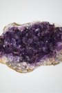 Cette magnifique druse d’améthyste naturelle de 95 grammes provient des mines familiales d’Uruguay, réputées pour offrir les cristaux les plus intenses et les plus purs du monde. Sélectionnée pour sa qualité exceptionnelle AAA, cette pièce présente un violet profond. Non traitée, 100 % naturelle, elle a été extraite dans des conditions respectueuses de l’humain et de l’environnement. Elle convient aussi bien à la lithothérapie qu’à la méditation ou encore à la décoration et la diffusion de ses énergies dans