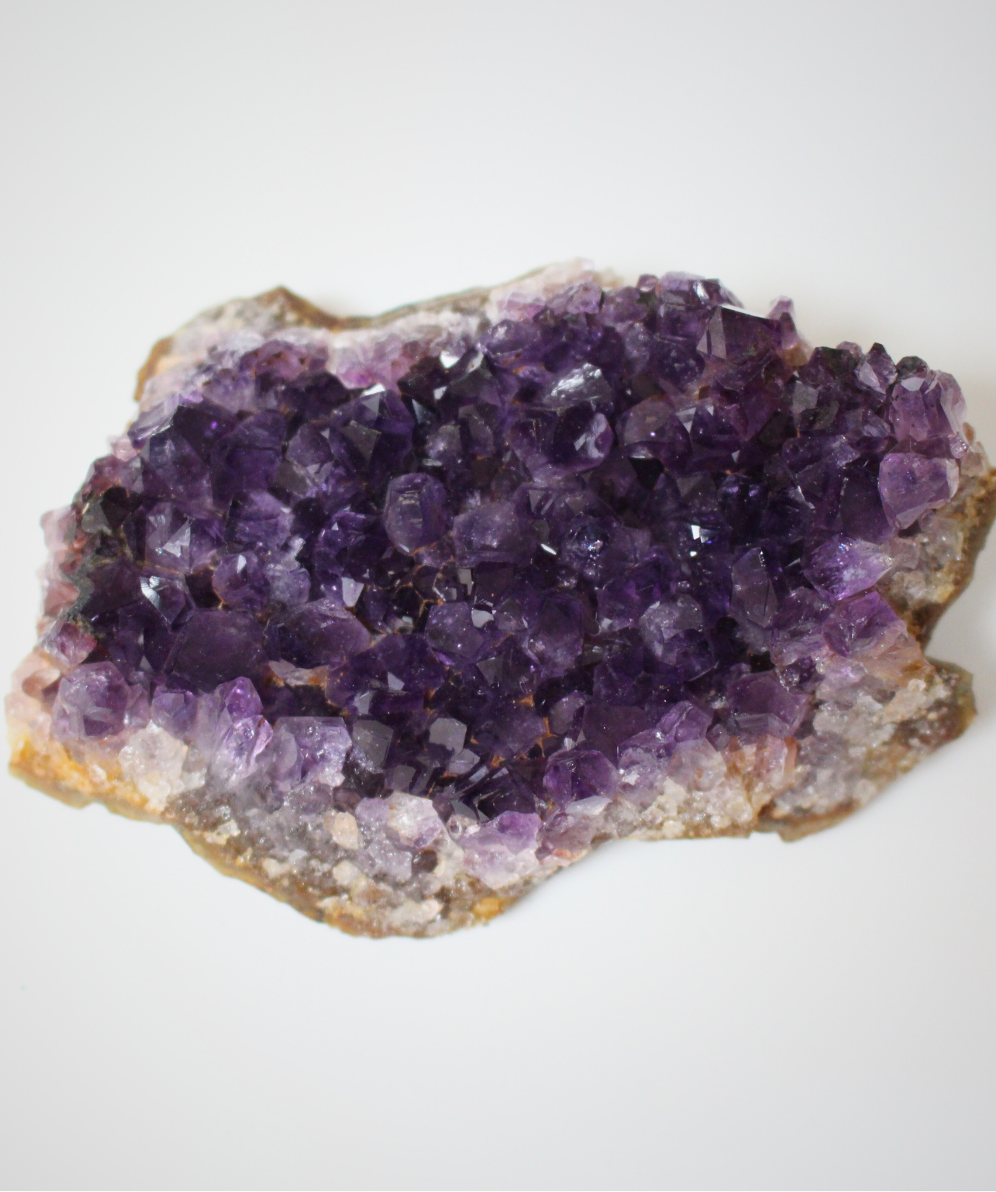 Cette magnifique druse d’améthyste naturelle de 95 grammes provient des mines familiales d’Uruguay, réputées pour offrir les cristaux les plus intenses et les plus purs du monde. Sélectionnée pour sa qualité exceptionnelle AAA, cette pièce présente un violet profond. Non traitée, 100 % naturelle, elle a été extraite dans des conditions respectueuses de l’humain et de l’environnement. Elle convient aussi bien à la lithothérapie qu’à la méditation ou encore à la décoration et la diffusion de ses énergies dans