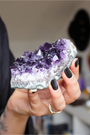 Cette magnifique druse d’améthyste naturelle de 203 grammes provient des mines familiales d’Uruguay, réputées pour offrir les cristaux les plus intenses et les plus purs du monde. Sélectionnée pour son excellente qualité&nbsp;&nbsp;AA, cette pièce présente un violet profond. Non traitée, 100 % naturelle, elle a été extraite dans des conditions respectueuses de l’humain et de l’environnement. Elle convient aussi bien à la lithothérapie qu’à la méditation ou encore à la décoration et la diffusion de ses 