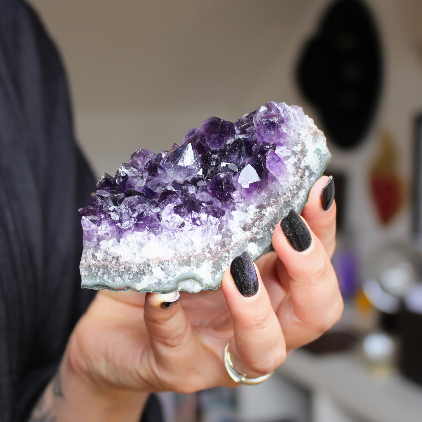 Cette magnifique druse d’améthyste naturelle de 203 grammes provient des mines familiales d’Uruguay, réputées pour offrir les cristaux les plus intenses et les plus purs du monde. Sélectionnée pour son excellente qualité&nbsp;&nbsp;AA, cette pièce présente un violet profond. Non traitée, 100 % naturelle, elle a été extraite dans des conditions respectueuses de l’humain et de l’environnement. Elle convient aussi bien à la lithothérapie qu’à la méditation ou encore à la décoration et la diffusion de ses 