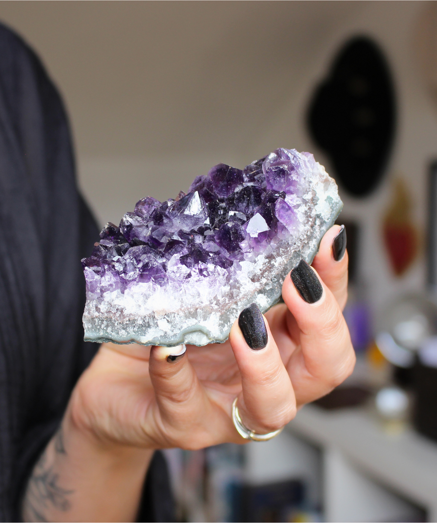 Cette magnifique druse d’améthyste naturelle de 203 grammes provient des mines familiales d’Uruguay, réputées pour offrir les cristaux les plus intenses et les plus purs du monde. Sélectionnée pour son excellente qualité&nbsp;&nbsp;AA, cette pièce présente un violet profond. Non traitée, 100 % naturelle, elle a été extraite dans des conditions respectueuses de l’humain et de l’environnement. Elle convient aussi bien à la lithothérapie qu’à la méditation ou encore à la décoration et la diffusion de ses 