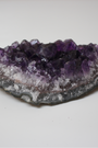 Cette magnifique druse d’améthyste naturelle de 203 grammes provient des mines familiales d’Uruguay, réputées pour offrir les cristaux les plus intenses et les plus purs du monde. Sélectionnée pour son excellente qualité  AA, cette pièce présente un violet profond. Non traitée, 100 % naturelle, elle a été extraite dans des conditions respectueuses de l’humain et de l’environnement. Elle convient aussi bien à la lithothérapie qu’à la méditation ou encore à la décoration et la diffusion de ses énergies dans l