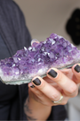 Cette magnifique druse d’améthyste naturelle de 248 grammes provient des mines familiales d’Uruguay, réputées pour offrir les cristaux les plus intenses et les plus purs du monde. Sélectionnée pour sa très belle qualité AA, cette pièce présente un violet profond. Non traitée, 100 % naturelle, elle a été extraite dans des conditions respectueuses de l’humain et de l’environnement. Elle convient aussi bien à la lithothérapie qu’à la méditation ou encore à la décoration et la diffusion de ses énergies dans le 