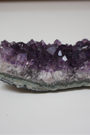 Cette magnifique druse d’améthyste naturelle de 248 grammes provient des mines familiales d’Uruguay, réputées pour offrir les cristaux les plus intenses et les plus purs du monde. Sélectionnée pour sa très belle qualité AA, cette pièce présente un violet profond. Non traitée, 100 % naturelle, elle a été extraite dans des conditions respectueuses de l’humain et de l’environnement. Elle convient aussi bien à la lithothérapie qu’à la méditation ou encore à la décoration et la diffusion de ses énergies dans le 