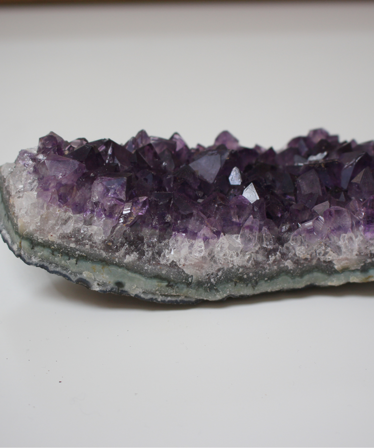Cette magnifique druse d’améthyste naturelle de 248 grammes provient des mines familiales d’Uruguay, réputées pour offrir les cristaux les plus intenses et les plus purs du monde. Sélectionnée pour sa très belle qualité AA, cette pièce présente un violet profond. Non traitée, 100 % naturelle, elle a été extraite dans des conditions respectueuses de l’humain et de l’environnement. Elle convient aussi bien à la lithothérapie qu’à la méditation ou encore à la décoration et la diffusion de ses énergies dans le 