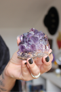 Cette magnifique druse d’améthyste naturelle de 263 grammes provient des mines familiales d’Uruguay, réputées pour offrir les cristaux les plus intenses et les plus purs du monde. Sélectionnée pour son excellent qualité AA, cette pièce présente un violet profond. Non traitée, 100 % naturelle, elle a été extraite dans des conditions respectueuses de l’humain et de l’environnement. Elle convient aussi bien à la lithothérapie qu’à la méditation ou encore à la décoration et la diffusion de ses énergies dan