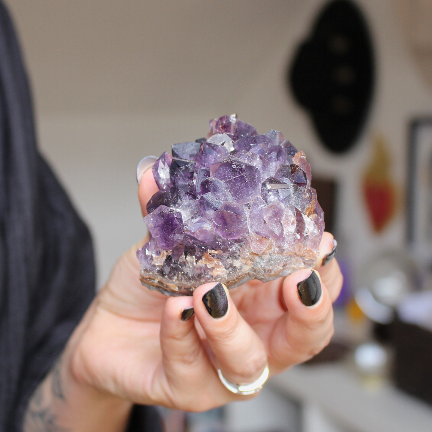 Cette magnifique druse d’améthyste naturelle de 263 grammes provient des mines familiales d’Uruguay, réputées pour offrir les cristaux les plus intenses et les plus purs du monde. Sélectionnée pour son excellent qualité AA, cette pièce présente un violet profond. Non traitée, 100 % naturelle, elle a été extraite dans des conditions respectueuses de l’humain et de l’environnement. Elle convient aussi bien à la lithothérapie qu’à la méditation ou encore à la décoration et la diffusion de ses énergies dan