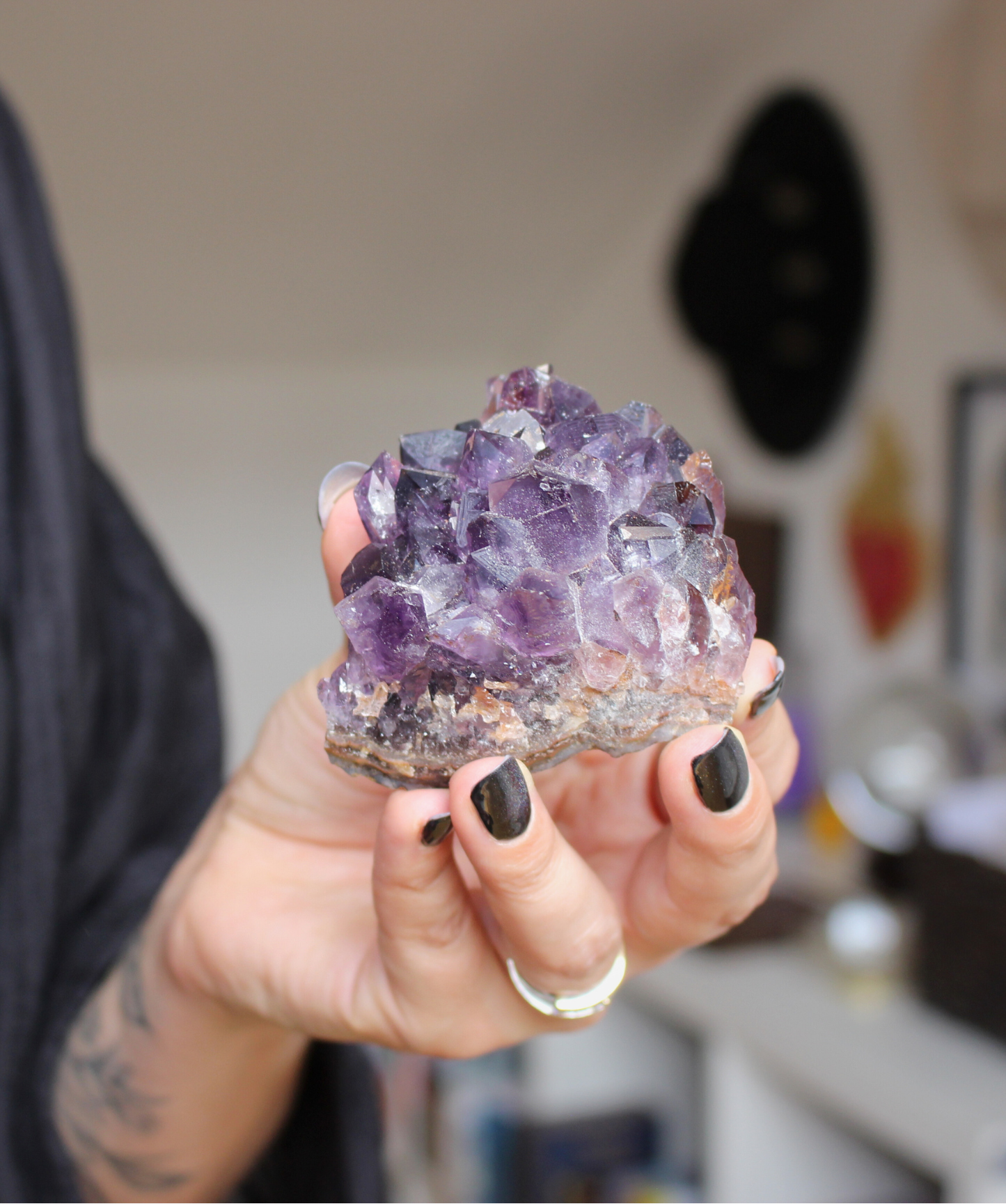Cette magnifique druse d’améthyste naturelle de 263 grammes provient des mines familiales d’Uruguay, réputées pour offrir les cristaux les plus intenses et les plus purs du monde. Sélectionnée pour son excellent qualité AA, cette pièce présente un violet profond. Non traitée, 100 % naturelle, elle a été extraite dans des conditions respectueuses de l’humain et de l’environnement. Elle convient aussi bien à la lithothérapie qu’à la méditation ou encore à la décoration et la diffusion de ses énergies dan