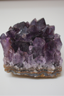 Cette magnifique druse d’améthyste naturelle de 263 grammes provient des mines familiales d’Uruguay, réputées pour offrir les cristaux les plus intenses et les plus purs du monde. Sélectionnée pour son excellent qualité AA, cette pièce présente un violet profond. Non traitée, 100 % naturelle, elle a été extraite dans des conditions respectueuses de l’humain et de l’environnement. Elle convient aussi bien à la lithothérapie qu’à la méditation ou encore à la décoration et la diffusion de ses énergies dans le 