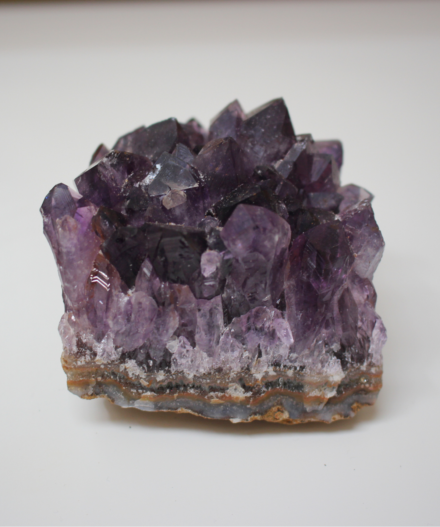Cette magnifique druse d’améthyste naturelle de 263 grammes provient des mines familiales d’Uruguay, réputées pour offrir les cristaux les plus intenses et les plus purs du monde. Sélectionnée pour son excellent qualité AA, cette pièce présente un violet profond. Non traitée, 100 % naturelle, elle a été extraite dans des conditions respectueuses de l’humain et de l’environnement. Elle convient aussi bien à la lithothérapie qu’à la méditation ou encore à la décoration et la diffusion de ses énergies dans le 