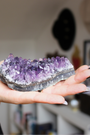 Cette magnifique druse d’améthyste naturelle de 284 grammes provient des mines familiales d’Uruguay, réputées pour offrir les cristaux les plus intenses et les plus purs du monde. Sélectionnée pour sa qualité exceptionnelle AA, cette pièce présente un violet profond. Non traitée, 100 % naturelle, elle a été extraite dans des conditions respectueuses de l’humain et de l’environnement. Elle convient aussi bien à la lithothérapie qu’à la méditation ou encore à la décoration et la diffusion de ses énergies dans