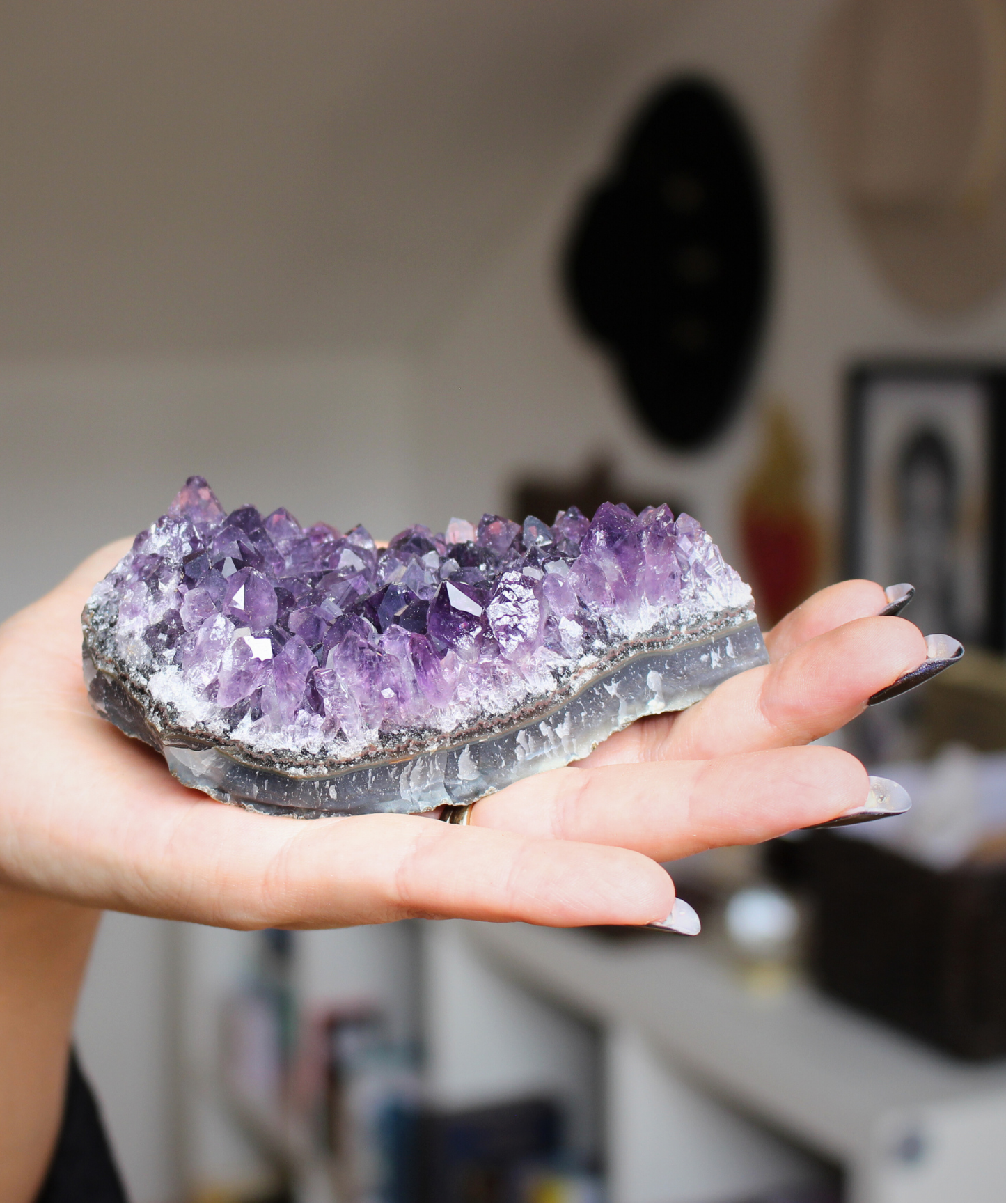 Cette magnifique druse d’améthyste naturelle de 284 grammes provient des mines familiales d’Uruguay, réputées pour offrir les cristaux les plus intenses et les plus purs du monde. Sélectionnée pour sa qualité exceptionnelle AA, cette pièce présente un violet profond. Non traitée, 100 % naturelle, elle a été extraite dans des conditions respectueuses de l’humain et de l’environnement. Elle convient aussi bien à la lithothérapie qu’à la méditation ou encore à la décoration et la diffusion de ses énergies dans