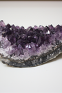 Cette magnifique druse d’améthyste naturelle de 284 grammes provient des mines familiales d’Uruguay, réputées pour offrir les cristaux les plus intenses et les plus purs du monde. Sélectionnée pour sa qualité exceptionnelle AA, cette pièce présente un violet profond. Non traitée, 100 % naturelle, elle a été extraite dans des conditions respectueuses de l’humain et de l’environnement. Elle convient aussi bien à la lithothérapie qu’à la méditation ou encore à la décoration et la diffusion de ses énergies dans