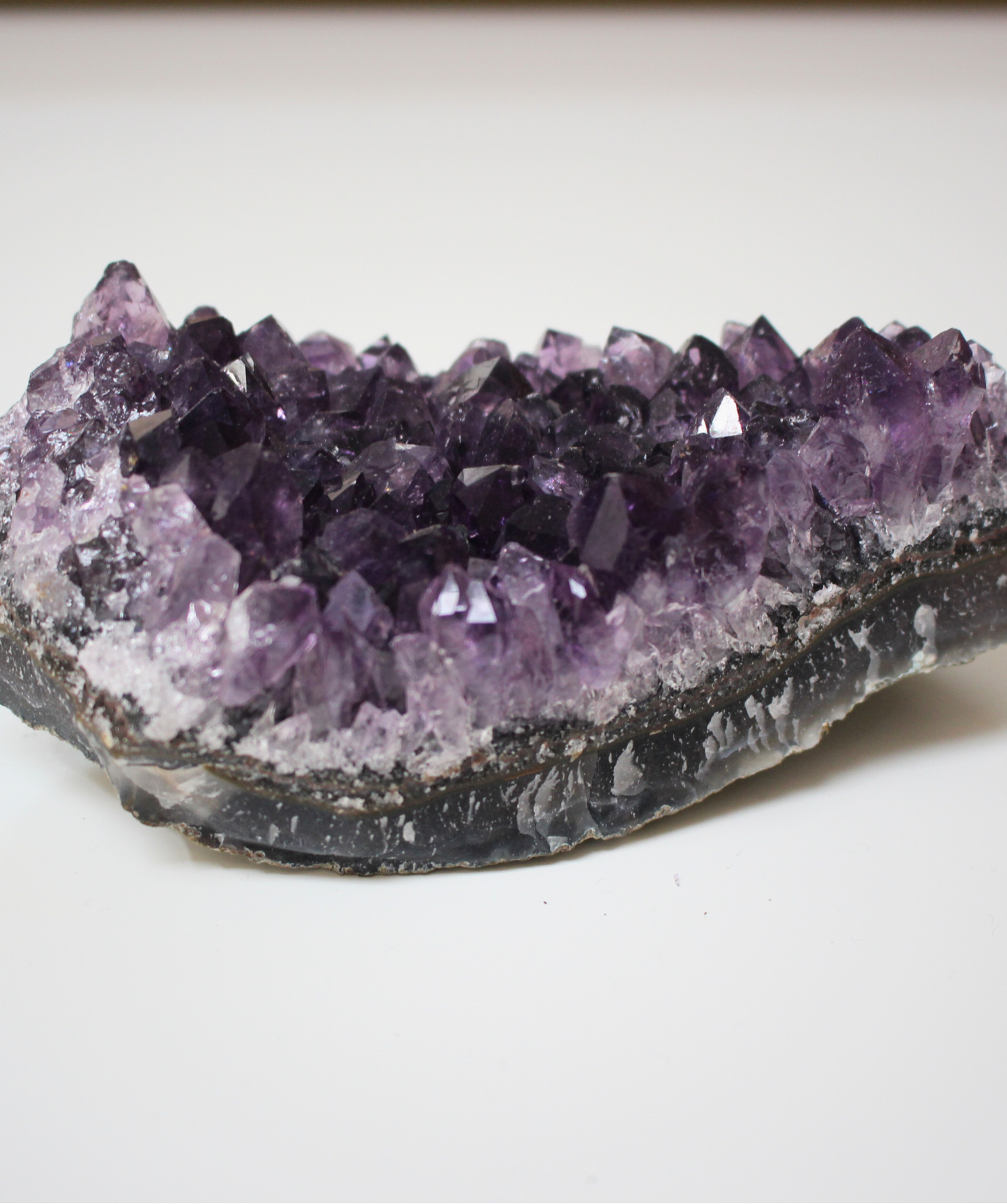 Cette magnifique druse d’améthyste naturelle de 284 grammes provient des mines familiales d’Uruguay, réputées pour offrir les cristaux les plus intenses et les plus purs du monde. Sélectionnée pour sa qualité exceptionnelle AA, cette pièce présente un violet profond. Non traitée, 100 % naturelle, elle a été extraite dans des conditions respectueuses de l’humain et de l’environnement. Elle convient aussi bien à la lithothérapie qu’à la méditation ou encore à la décoration et la diffusion de ses énergies dans