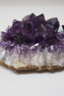 Cette magnifique druse d’améthyste naturelle de 337 grammes provient des mines familiales d’Uruguay, réputées pour offrir les cristaux les plus intenses et les plus purs du monde. Sélectionnée pour sa très belle qualité AA, cette pièce présente un violet profond. Non traitée, 100 % naturelle, elle a été extraite dans des conditions respectueuses de l’humain et de l’environnement. Elle convient aussi bien à la lithothérapie qu’à la méditation ou encore à la décoration et la diffusion de ses énergies dans le 