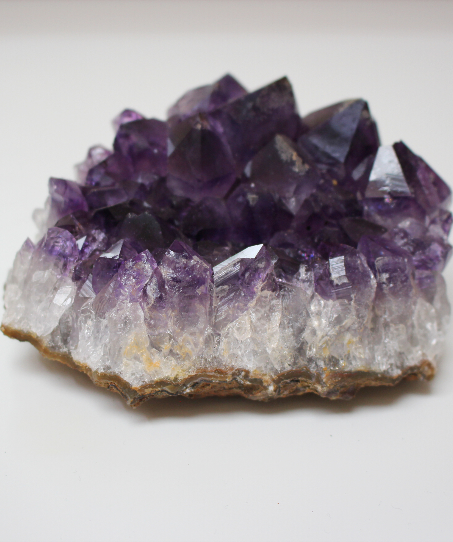 Cette magnifique druse d’améthyste naturelle de 337 grammes provient des mines familiales d’Uruguay, réputées pour offrir les cristaux les plus intenses et les plus purs du monde. Sélectionnée pour sa très belle qualité AA, cette pièce présente un violet profond. Non traitée, 100 % naturelle, elle a été extraite dans des conditions respectueuses de l’humain et de l’environnement. Elle convient aussi bien à la lithothérapie qu’à la méditation ou encore à la décoration et la diffusion de ses énergies dans le 