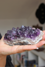 Cette magnifique druse d’améthyste naturelle de 454&nbsp;grammes provient des mines familiales d’Uruguay, réputées pour offrir les cristaux les plus intenses et les plus purs du monde. Sélectionnée pour sa qualité exceptionnelle AA, cette pièce présente un violet profond. Non traitée, 100 % naturelle, elle a été extraite dans des conditions respectueuses de l’humain et de l’environnement. Elle convient aussi bien à la lithothérapie qu’à la méditation ou encore à la décoration et la diffusion de ses énergies