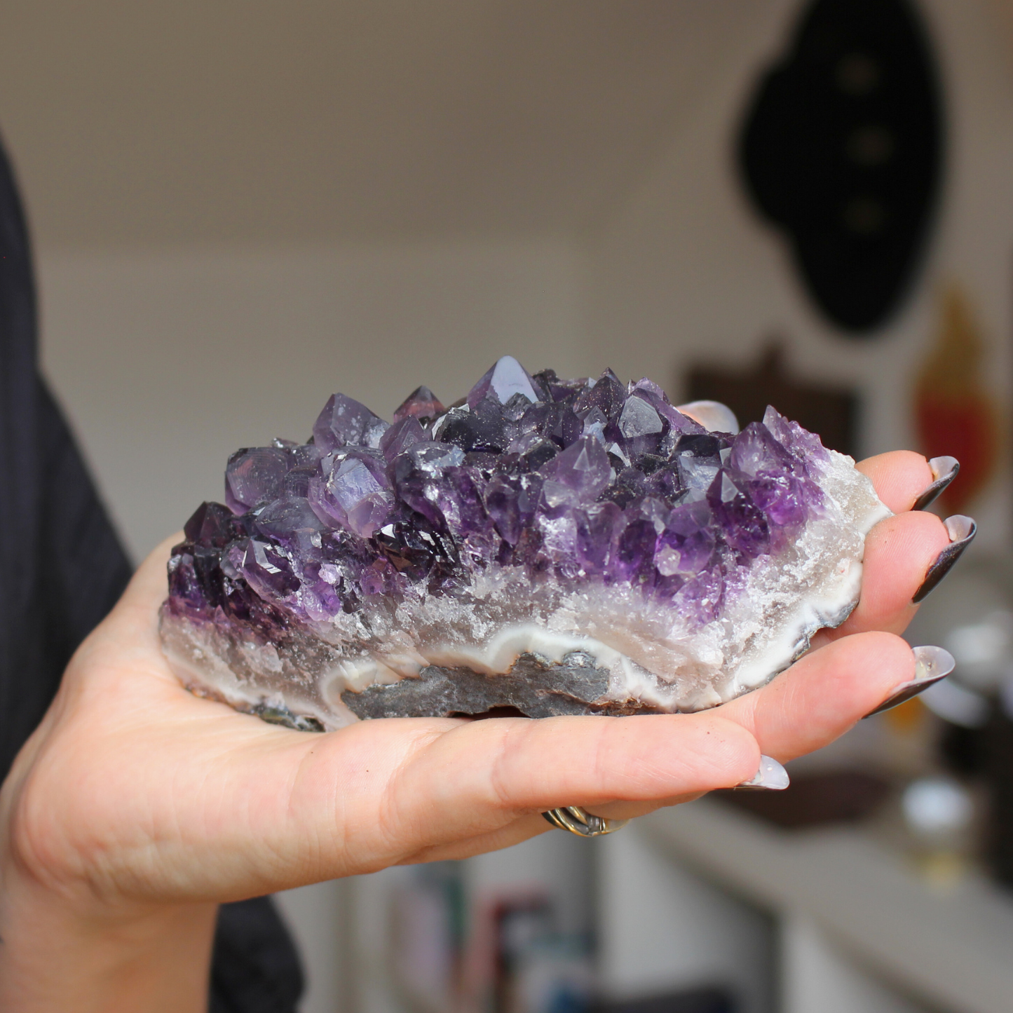 Cette magnifique druse d’améthyste naturelle de 454&nbsp;grammes provient des mines familiales d’Uruguay, réputées pour offrir les cristaux les plus intenses et les plus purs du monde. Sélectionnée pour sa qualité exceptionnelle AA, cette pièce présente un violet profond. Non traitée, 100 % naturelle, elle a été extraite dans des conditions respectueuses de l’humain et de l’environnement. Elle convient aussi bien à la lithothérapie qu’à la méditation ou encore à la décoration et la diffusion de ses énergies
