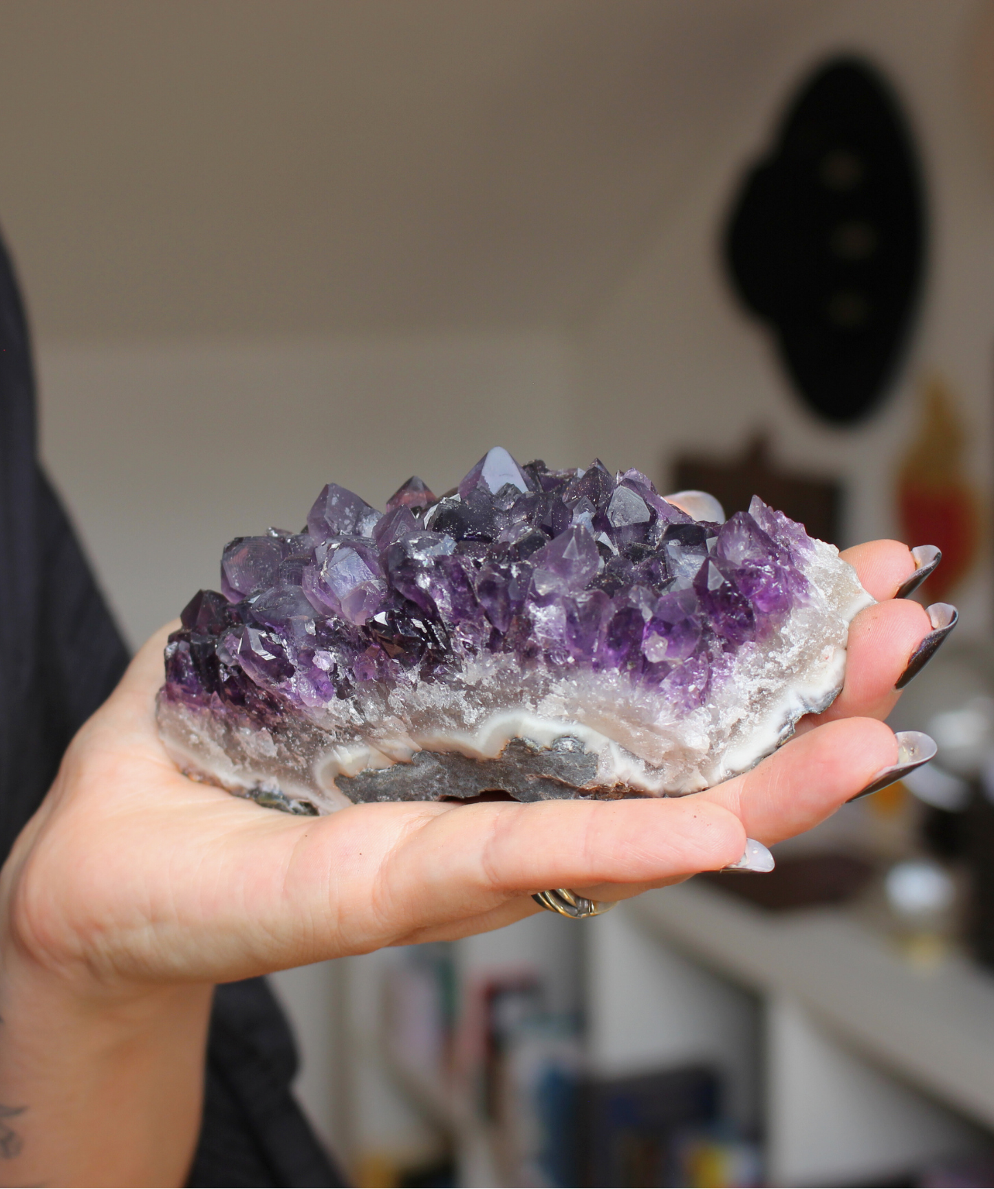 Cette magnifique druse d’améthyste naturelle de 454&nbsp;grammes provient des mines familiales d’Uruguay, réputées pour offrir les cristaux les plus intenses et les plus purs du monde. Sélectionnée pour sa qualité exceptionnelle AA, cette pièce présente un violet profond. Non traitée, 100 % naturelle, elle a été extraite dans des conditions respectueuses de l’humain et de l’environnement. Elle convient aussi bien à la lithothérapie qu’à la méditation ou encore à la décoration et la diffusion de ses énergies