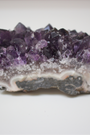 Cette magnifique druse d’améthyste naturelle de 454 grammes provient des mines familiales d’Uruguay, réputées pour offrir les cristaux les plus intenses et les plus purs du monde. Sélectionnée pour sa qualité exceptionnelle AA, cette pièce présente un violet profond. Non traitée, 100 % naturelle, elle a été extraite dans des conditions respectueuses de l’humain et de l’environnement. Elle convient aussi bien à la lithothérapie qu’à la méditation ou encore à la décoration et la diffusion de ses énergies dans