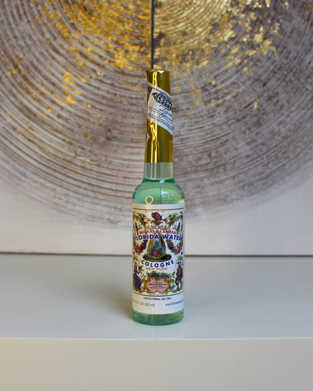 L’Eau de Floride est une fragrance ésotérique emblématique, utilisée depuis des siècles dans les traditions chamaniques et spirituelles. Elle combine un parfum aromatique d’agrumes, herbes et épices à des propriétés de purification et d’élévation vibratoire. Elle permet de nettoyer les énergies négatives, d’attirer la chance et de revitaliser l’esprit.