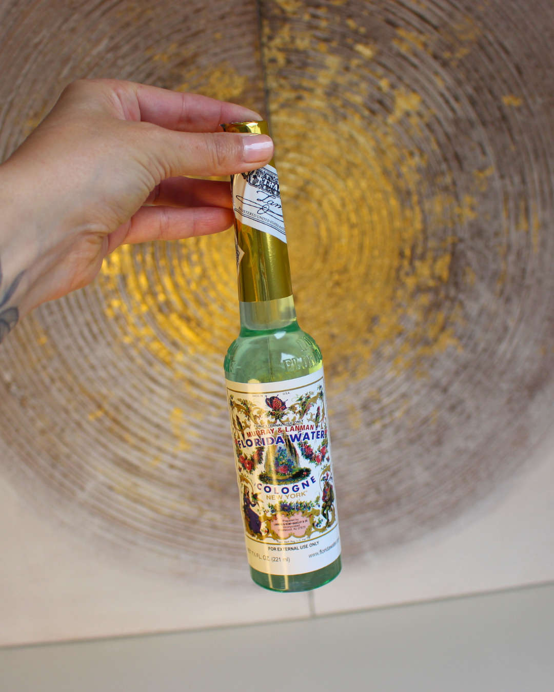 L’Eau de Floride est une fragrance ésotérique emblématique, utilisée depuis des siècles dans les traditions chamaniques et spirituelles. Elle combine un parfum aromatique d’agrumes, herbes et épices à des propriétés de purification et d’élévation vibratoire. Elle permet de nettoyer les énergies négatives, d’attirer la chance et de revitaliser l’esprit.