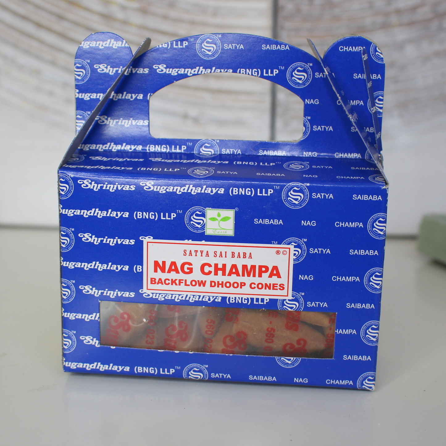 Les cônes d’encens Nag Champa de la maison Satya sont fabriqués à partir d’ingrédients naturels de haute qualité afin d’offrir un parfum riche, durable et unique. Reconnu dans le monde entier, le Nag Champa est un encens universel, utilisé pour la méditation, le yoga, les rituels spirituels ou pour parfumer un lieu.
Sa fragrance florale et boisée crée une atmosphère relaxante et sacrée, favorisant la paix intérieure et l’élévation spirituelle.