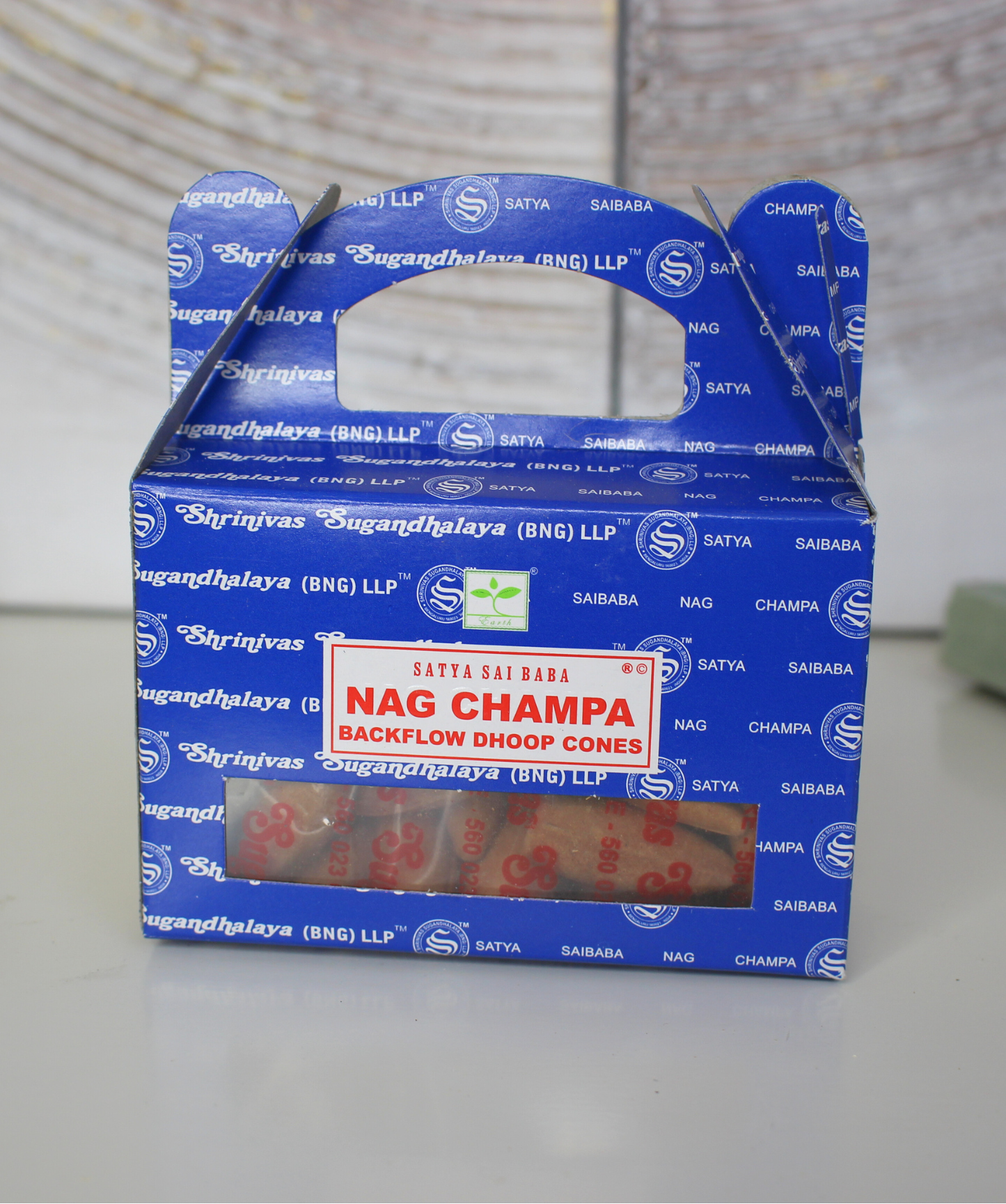 Les cônes d’encens Nag Champa de la maison Satya sont fabriqués à partir d’ingrédients naturels de haute qualité afin d’offrir un parfum riche, durable et unique. Reconnu dans le monde entier, le Nag Champa est un encens universel, utilisé pour la méditation, le yoga, les rituels spirituels ou pour parfumer un lieu.
Sa fragrance florale et boisée crée une atmosphère relaxante et sacrée, favorisant la paix intérieure et l’élévation spirituelle.