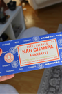 Véritables bâtons d’encens Nag Champa de la maison Satya  fabriqués à partir d’ingrédients naturels de haute qualité afin d’offrir un parfum riche, durable et unique. Reconnu dans le monde entier, le Nag Champa est un encens universel, utilisé pour la méditation, le yoga, les rituels spirituels ou pour parfumer un lieu.
Sa fragrance florale et boisée crée une atmosphère relaxante et sacrée, favorisant la paix intérieure et l’élévation spirituelle.
