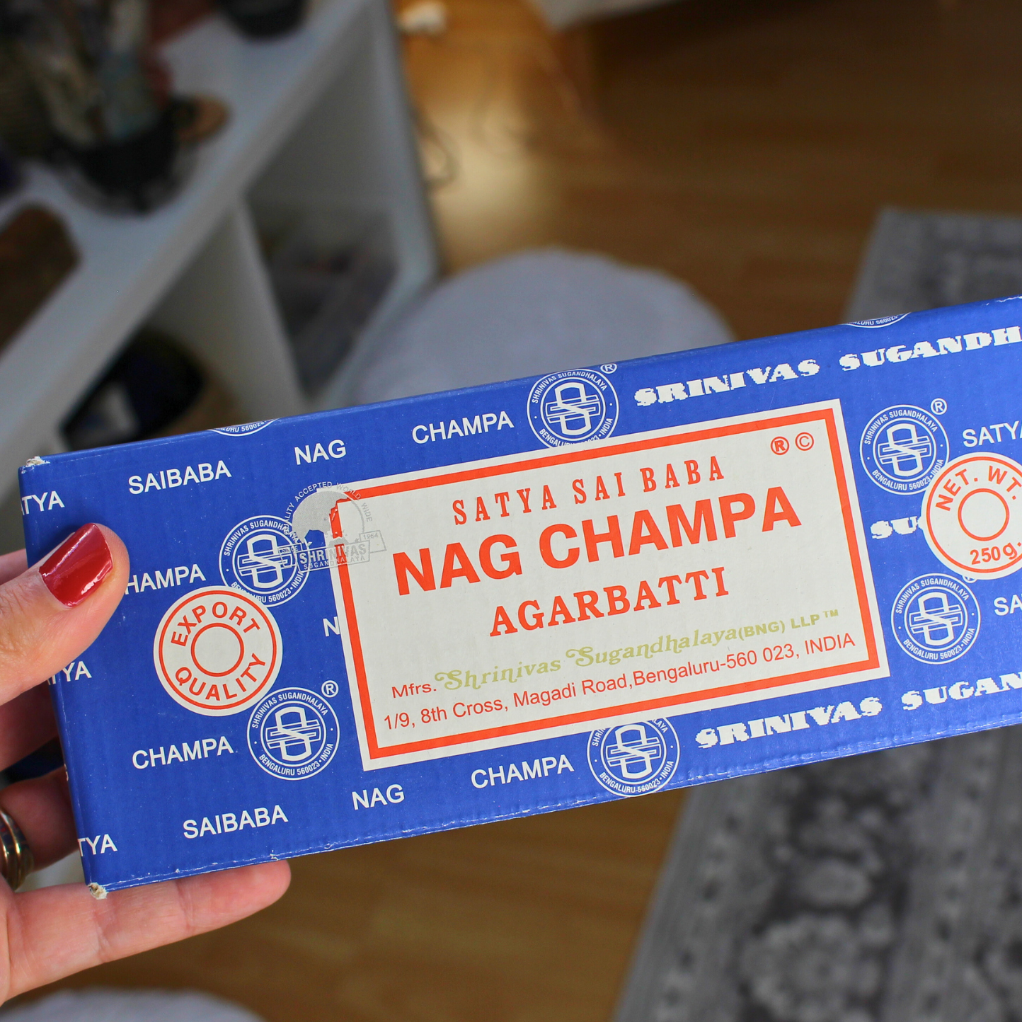 Véritables bâtons d’encens Nag Champa de la maison Satya  fabriqués à partir d’ingrédients naturels de haute qualité afin d’offrir un parfum riche, durable et unique. Reconnu dans le monde entier, le Nag Champa est un encens universel, utilisé pour la méditation, le yoga, les rituels spirituels ou pour parfumer un lieu.
Sa fragrance florale et boisée crée une atmosphère relaxante et sacrée, favorisant la paix intérieure et l’élévation spirituelle.