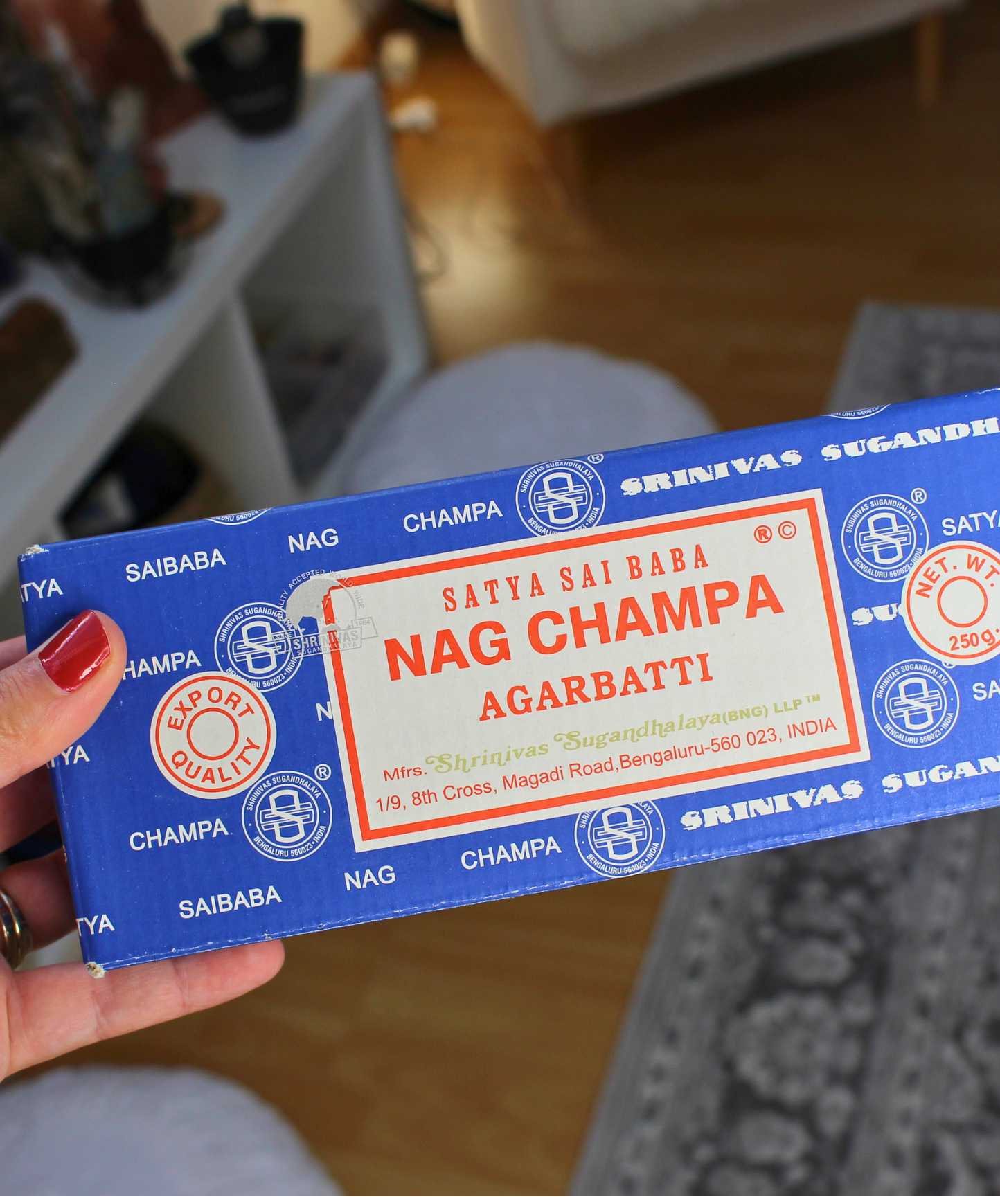 Véritables bâtons d’encens Nag Champa de la maison Satya  fabriqués à partir d’ingrédients naturels de haute qualité afin d’offrir un parfum riche, durable et unique. Reconnu dans le monde entier, le Nag Champa est un encens universel, utilisé pour la méditation, le yoga, les rituels spirituels ou pour parfumer un lieu.
Sa fragrance florale et boisée crée une atmosphère relaxante et sacrée, favorisant la paix intérieure et l’élévation spirituelle.