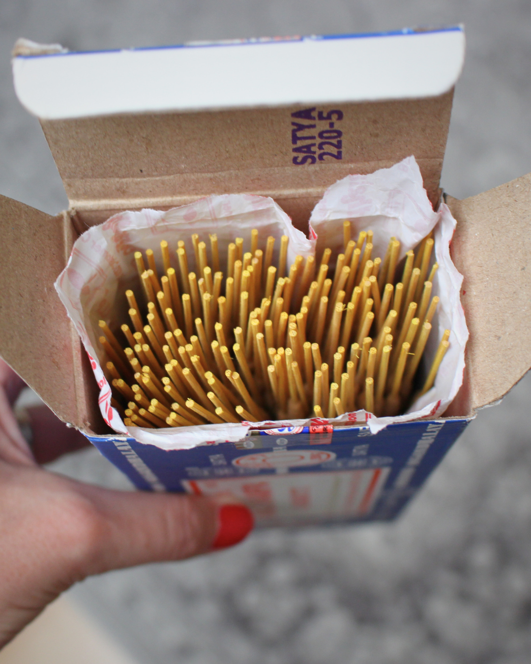 Véritables bâtons d’encens Nag Champa de la maison Satya  fabriqués à partir d’ingrédients naturels de haute qualité afin d’offrir un parfum riche, durable et unique. Reconnu dans le monde entier, le Nag Champa est un encens universel, utilisé pour la méditation, le yoga, les rituels spirituels ou pour parfumer un lieu.
Sa fragrance florale et boisée crée une atmosphère relaxante et sacrée, favorisant la paix intérieure et l’élévation spirituelle.