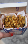 Véritables bâtons d’encens Nag Champa de la maison Satya  fabriqués à partir d’ingrédients naturels de haute qualité afin d’offrir un parfum riche, durable et unique. Reconnu dans le monde entier, le Nag Champa est un encens universel, utilisé pour la méditation, le yoga, les rituels spirituels ou pour parfumer un lieu.
Sa fragrance florale et boisée crée une atmosphère relaxante et sacrée, favorisant la paix intérieure et l’élévation spirituelle.