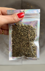 Oliban doré en grains, sachet 25g. Résine Boswellia millénaire, parfum boisé et citronné. Purification, élévation et clarté. À brûler sur charbon.