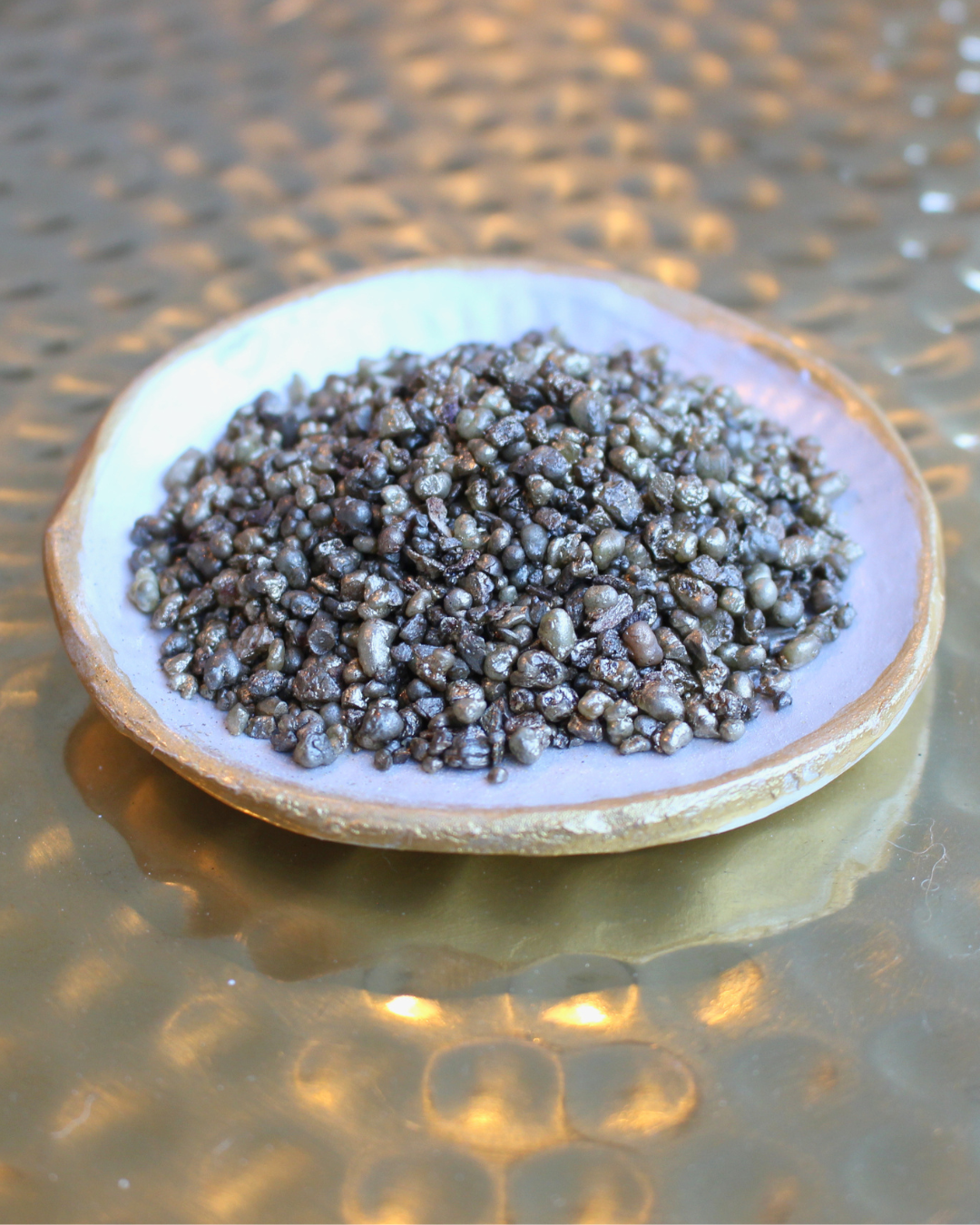 Oliban doré en grains, sachet 25g. Résine Boswellia millénaire, parfum boisé et citronné. Purification, élévation et clarté. À brûler sur charbon. 
