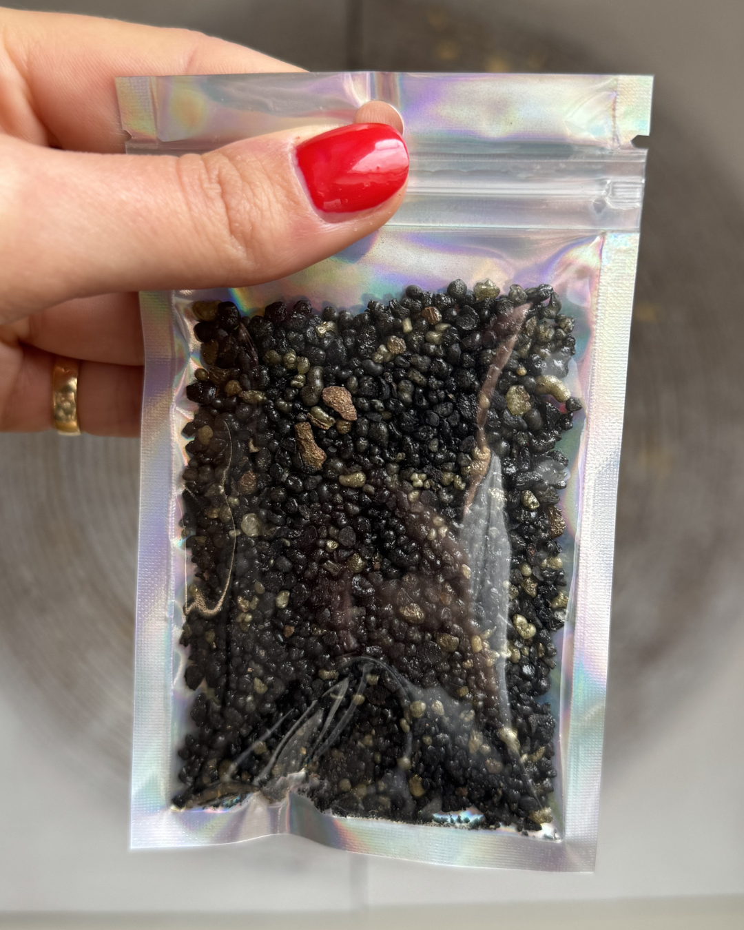 Encens pontifical en grains, sachet 25g. Résine liturgique solennelle, parfum profond et épicé. Purification rituelle et consécration. Sur charbon