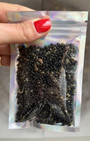 Encens pontifical en grains, sachet 25g. Résine liturgique solennelle, parfum profond et épicé. Purification rituelle et consécration. Sur charbon